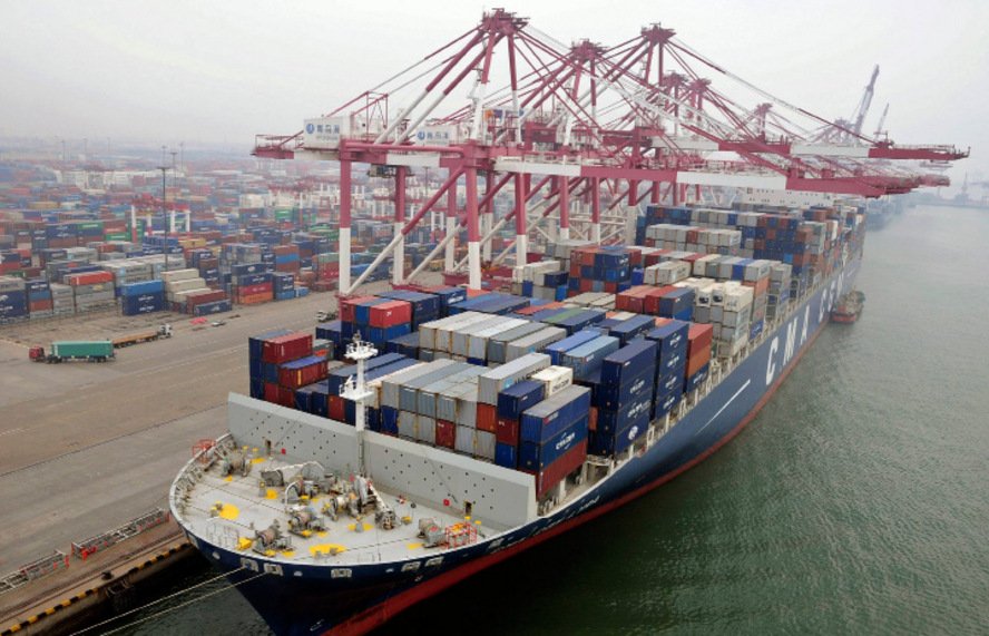 Container-Schiff im Hafen von Qingdao in der Provinz Shandong.