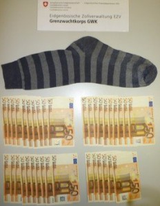 Das Falschgeld hatte der Tunesier in einer Socke in seiner Unterwäsche versteckt.