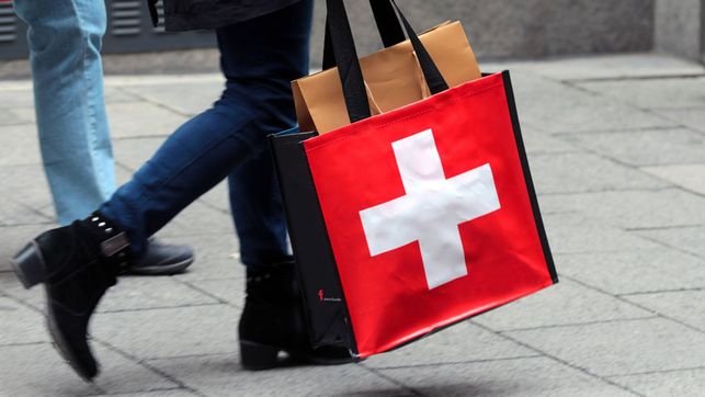 Schweizer Konsumenten zurückhaltend