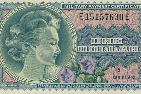 Frau auf Dollarschein