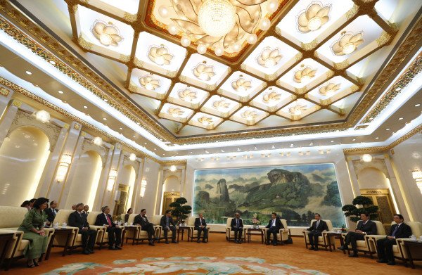 Der damalige chinesische Staatspräsident Xi Jinping bei der Gründung der AIIB-Bank in der Großen Halle des Volkes in Peking im Oktober 2014