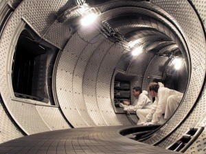 Techniker des International Thermonuclear Experimental Reactor (ITER) arbeiten in Cadarache (Südfrankreich) am Testreaktor. (Foto: dpa)