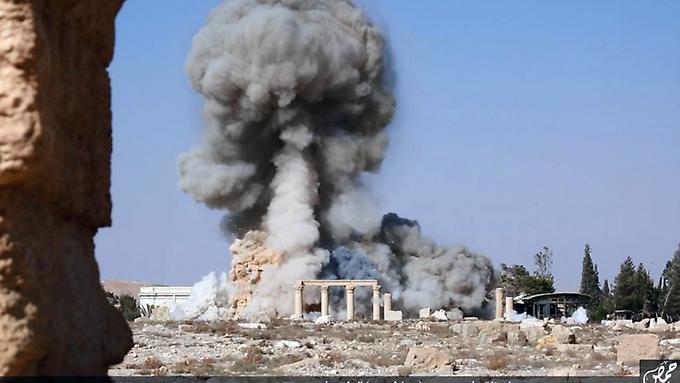 Der IS sprengt historische Stätten, wie hier einen Tempel in der Oasenstadt Palmyra in die Luft