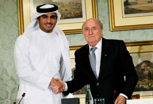 Der suspendierte Fifa-Praesident Joseph Blatter (r.) und Scheich Mohammed bin Hamad al-Thani, Vorsitzender des Organisationskomitees der WM in Katar 2022, beim Handshake in Doha 2013