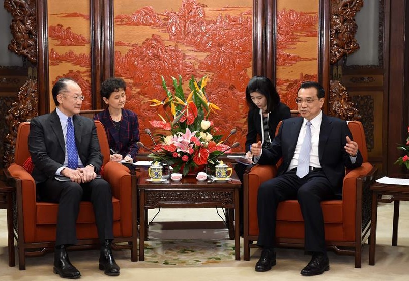 Chinese Premier Li Keqiang (front R) meets with World Bank's President Jim Yong Kim